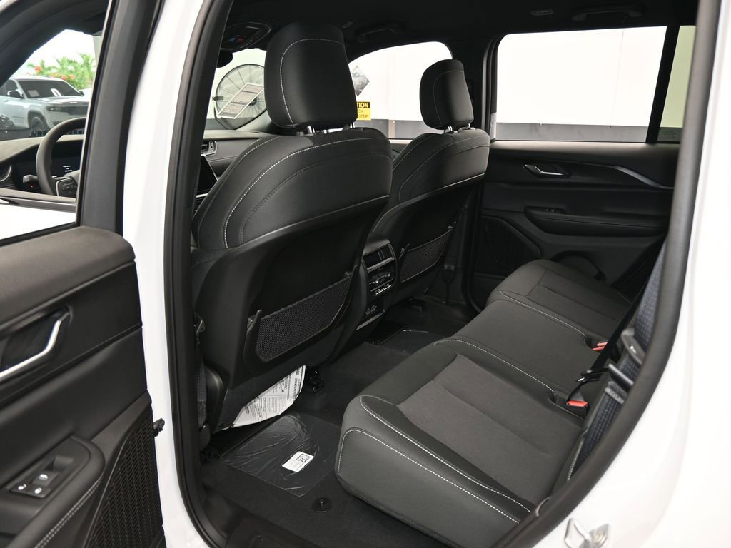 Used 2025 Jeep Grand Cherokee Laredo image 26