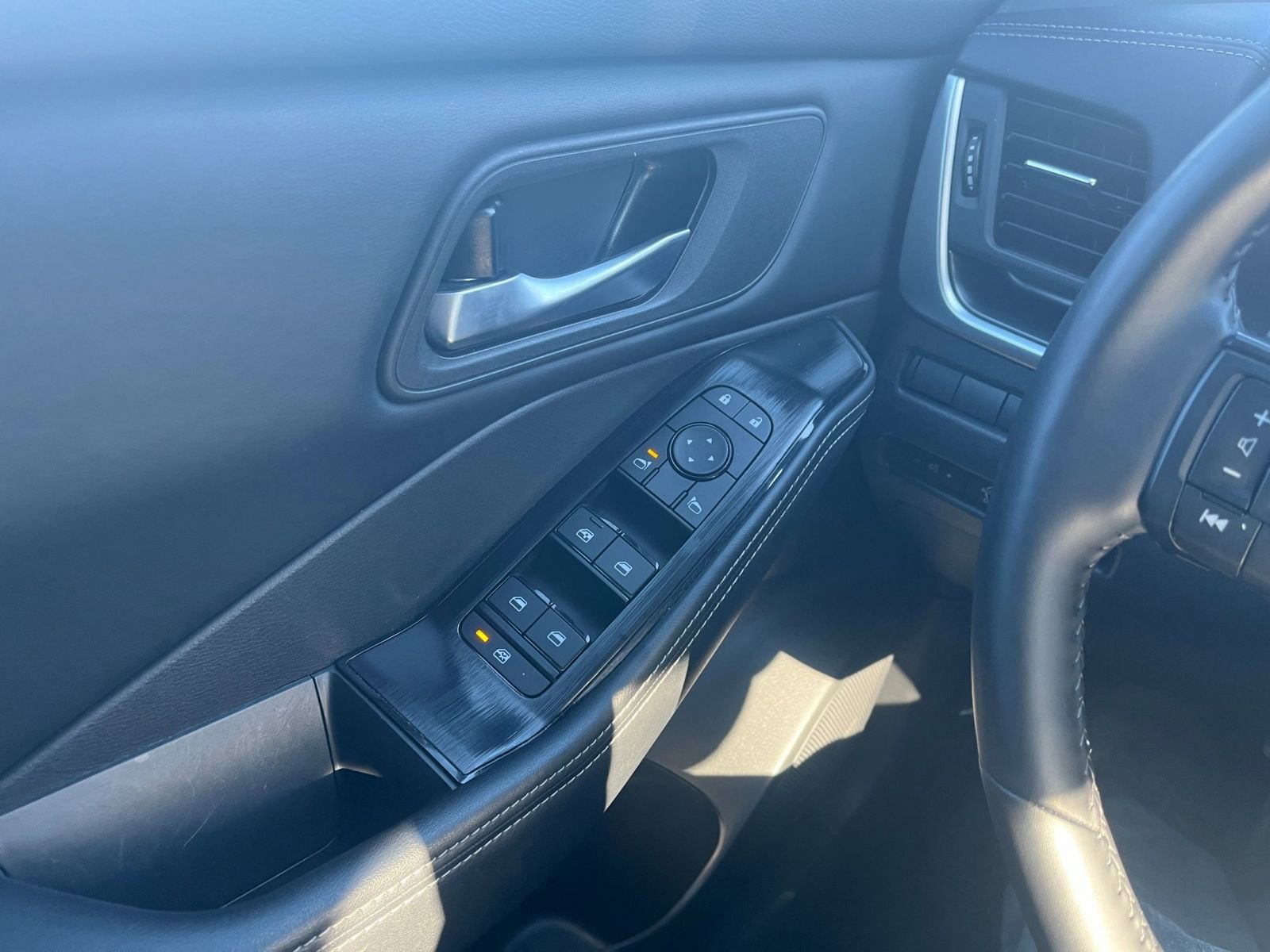 Used 2025 Nissan Rogue SV image 20