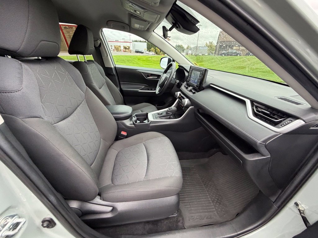 Used 2021 Toyota RAV4 XLE w/ XLE Grade Weather Package AWD/4WD image 31