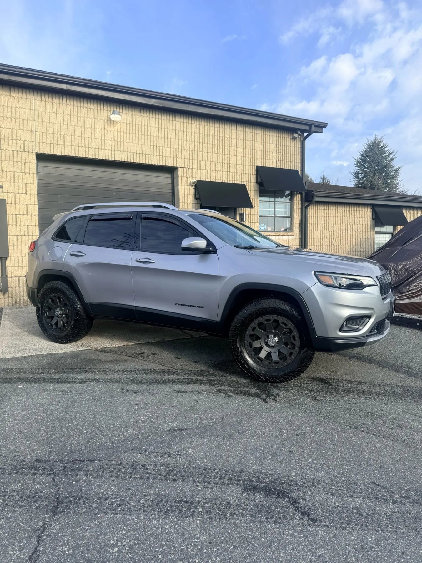 Used 2020 Jeep Cherokee Limited image 2