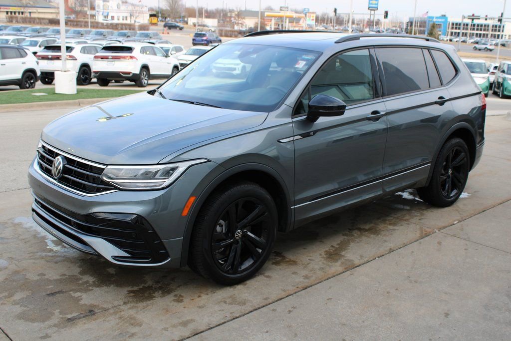 Certified 2024 Volkswagen Tiguan SE R-Line AWD/4WD image 3