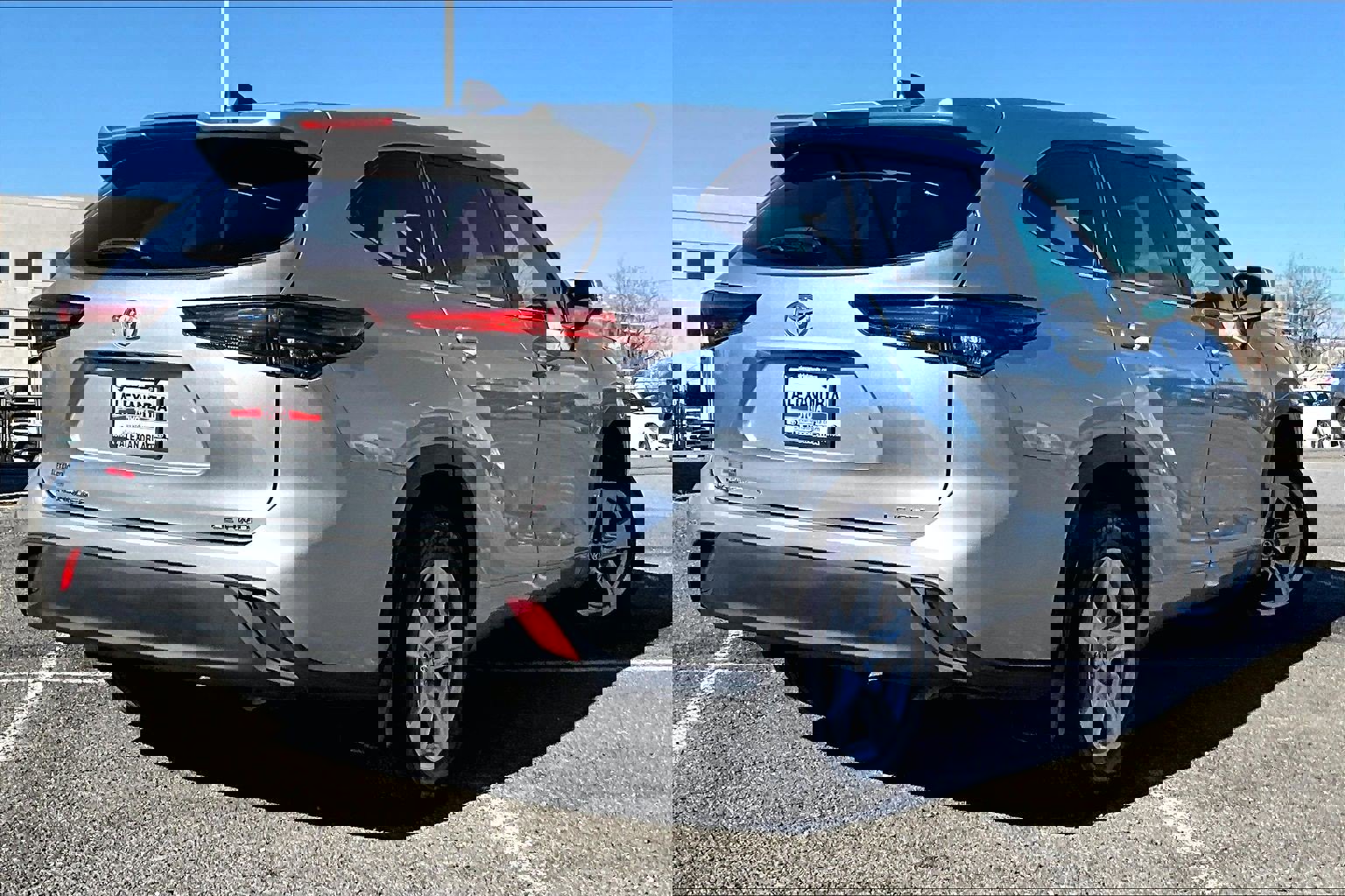 Used 2024 Toyota Highlander LE image 12