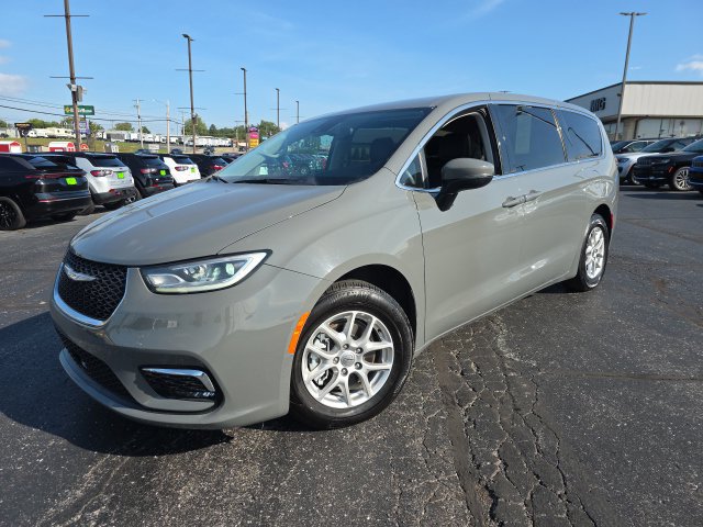 Used 2023 Chrysler Pacifica Touring-L FWD image 2