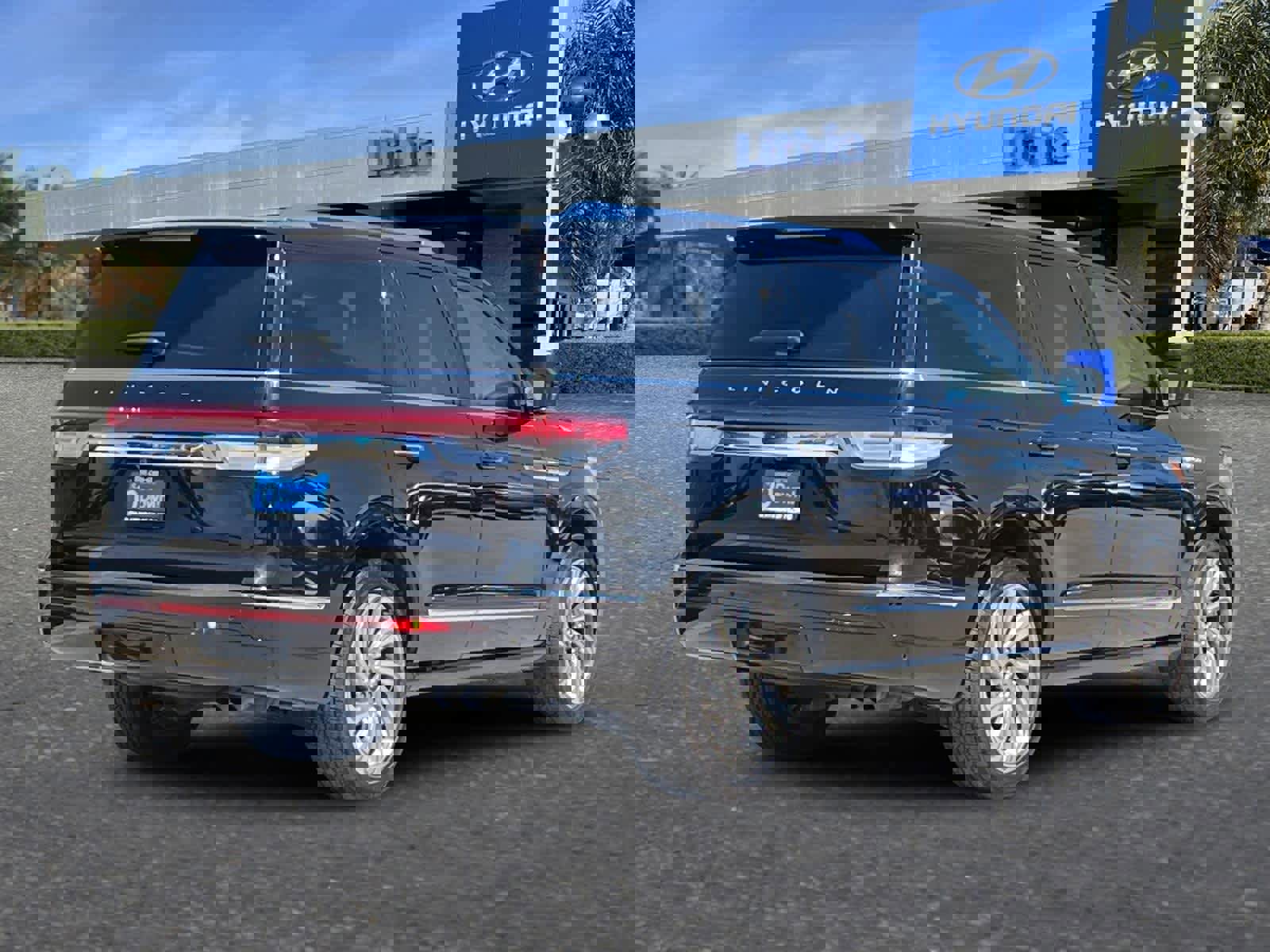 Used 2023 Lincoln Navigator Reserve image 2