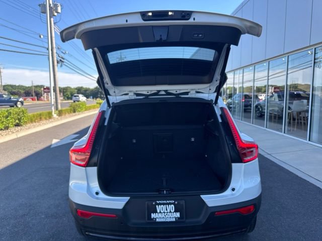 Certified 2025 Volvo XC40 B5 Plus AWD/4WD image 11