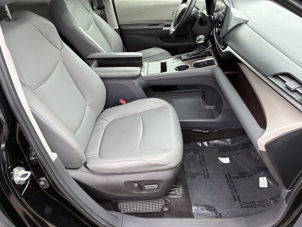 Used 2023 Toyota Sienna XLE FWD image 33