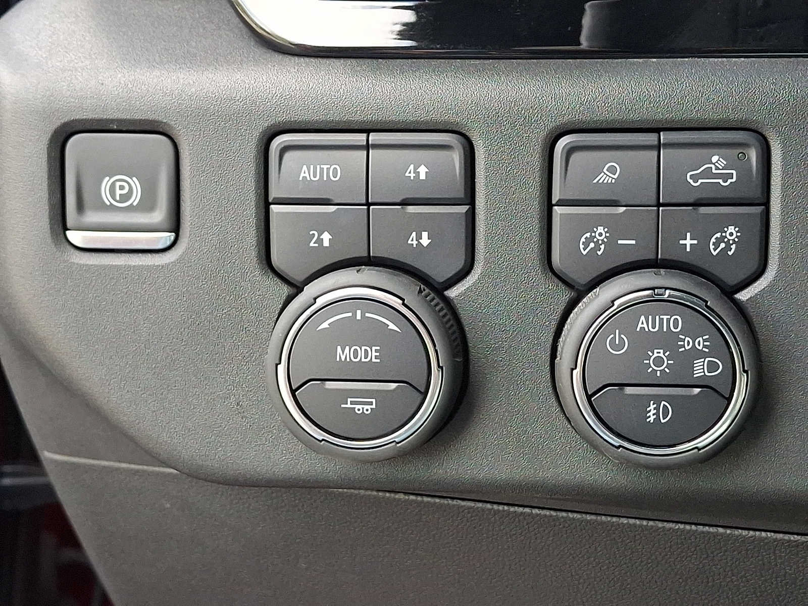 Used 2025 Chevrolet Silverado 1500 High Country w/ High Country Premium Package AWD/4WD image 25
