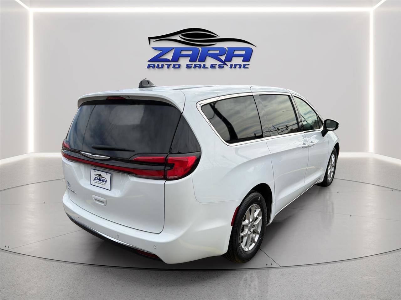 Used 2023 Chrysler Pacifica Touring-L image 7
