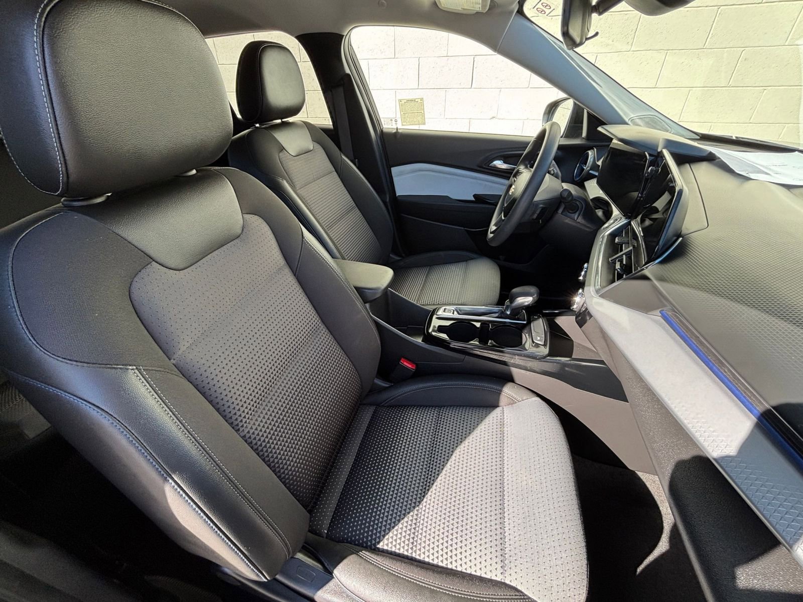 Used 2025 Chevrolet Trax LT image 36