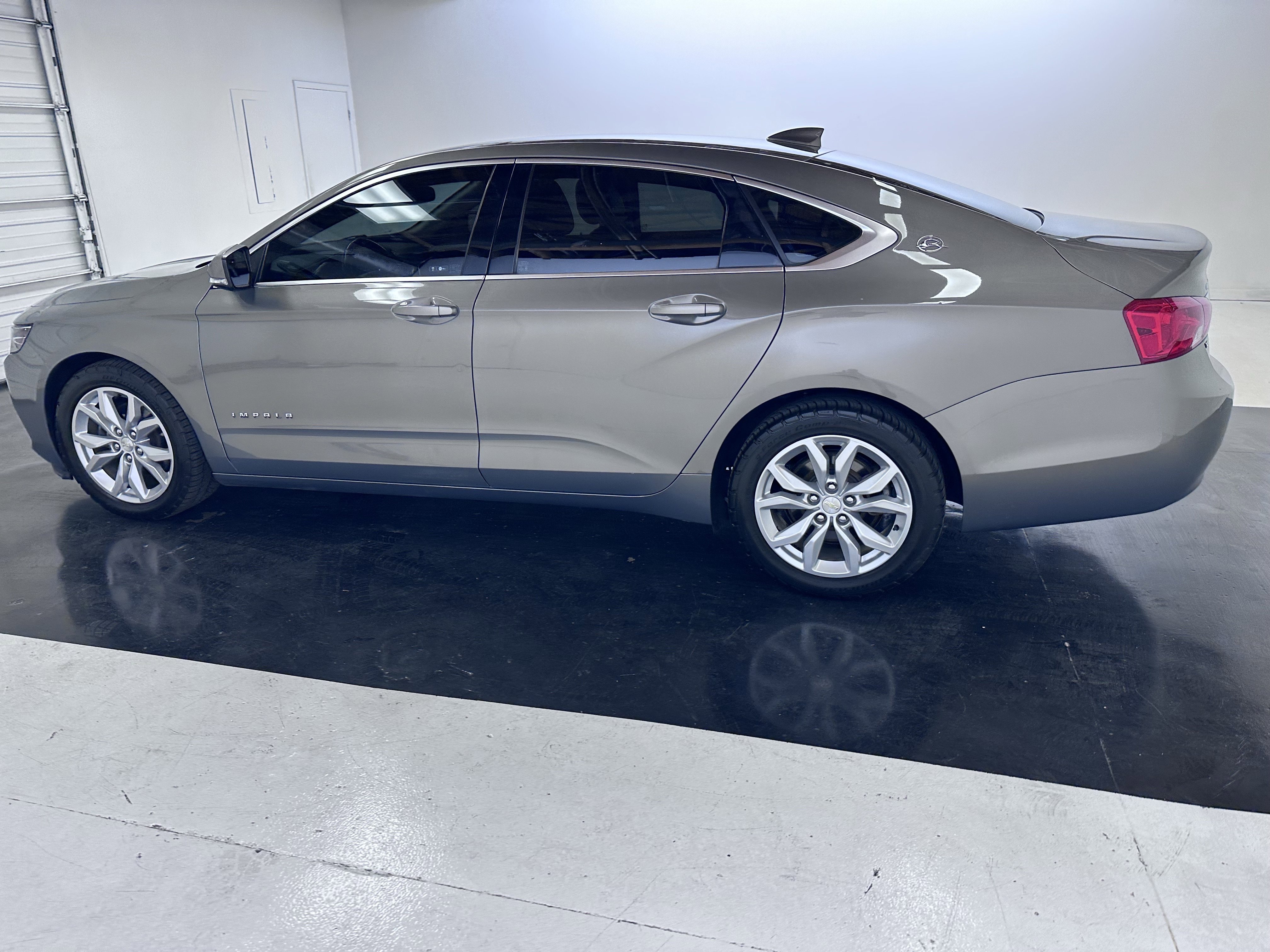 Used 2017 Chevrolet Impala LT w/ Convenience Package FWD image 9