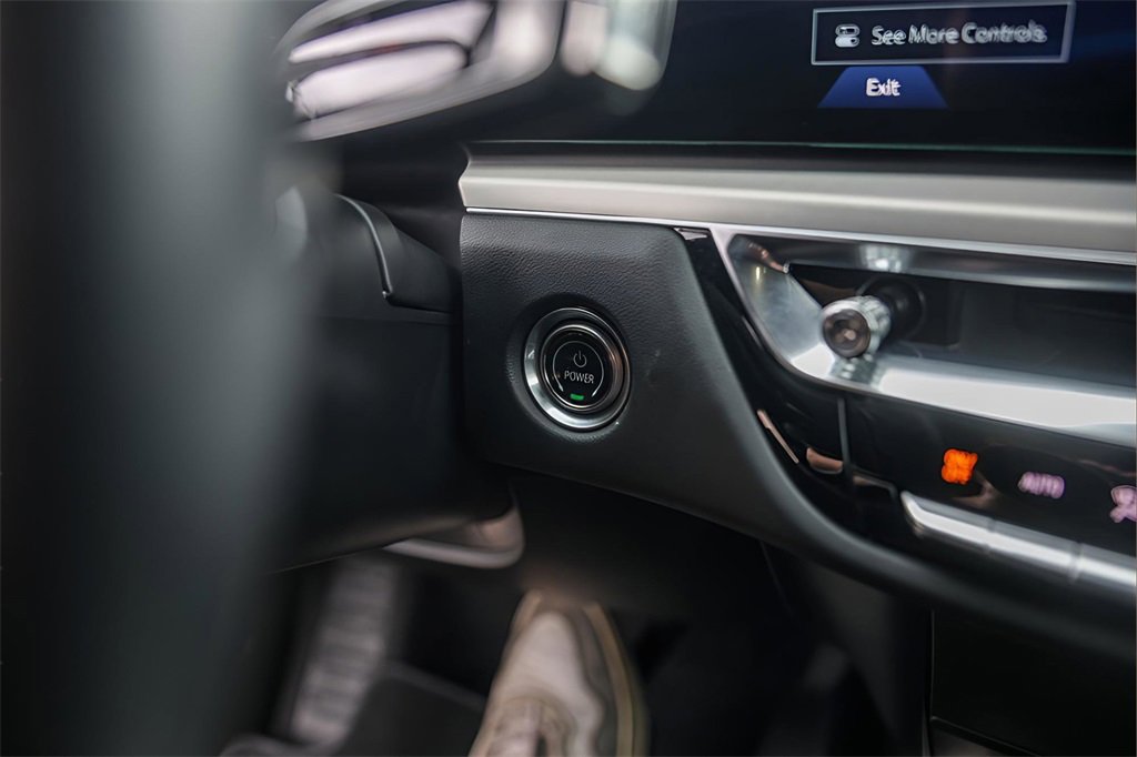 Used 2024 Cadillac Lyriq Luxury image 18