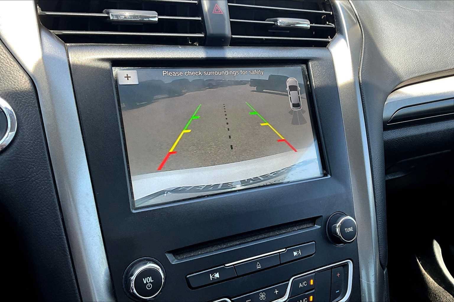 Used 2017 Ford Fusion SE w/ Equipment Group 201A FWD image 27
