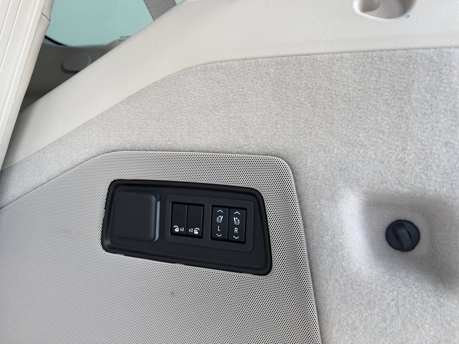 Used 2024 Cadillac Escalade Premium Luxury Platinum image 43