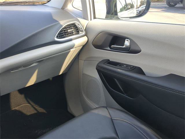 Certified 2024 Chrysler Pacifica Touring-L image 21
