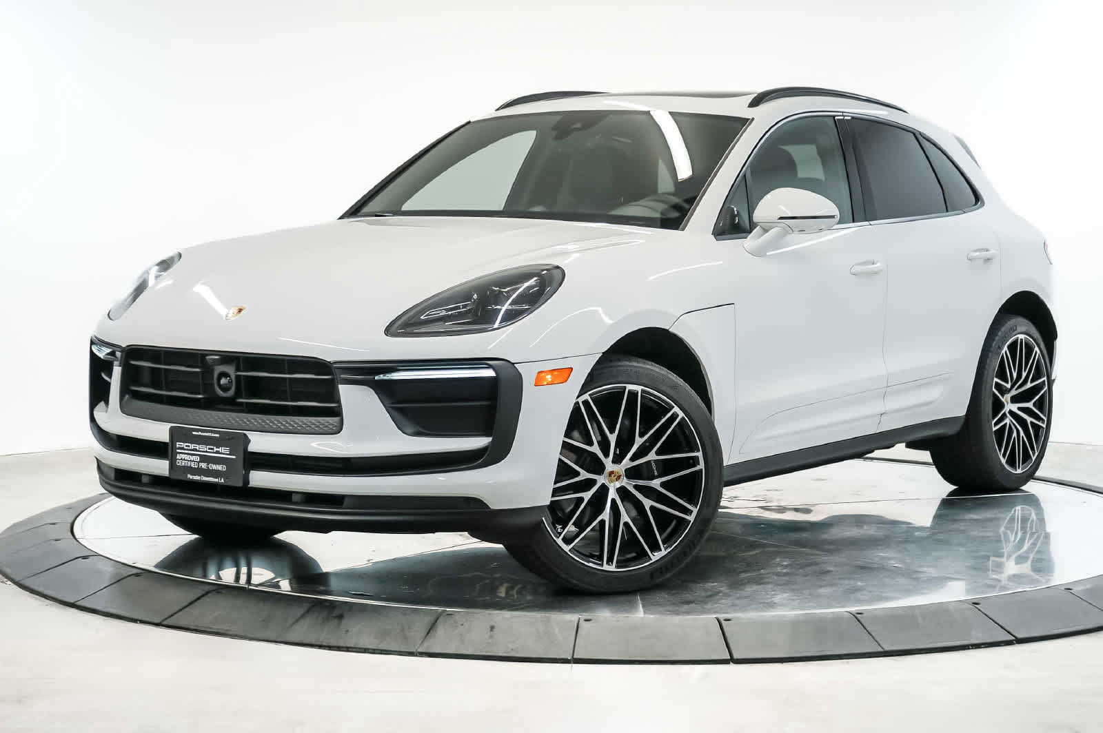 Certified 2026 Porsche Macan AWD/4WD image 1