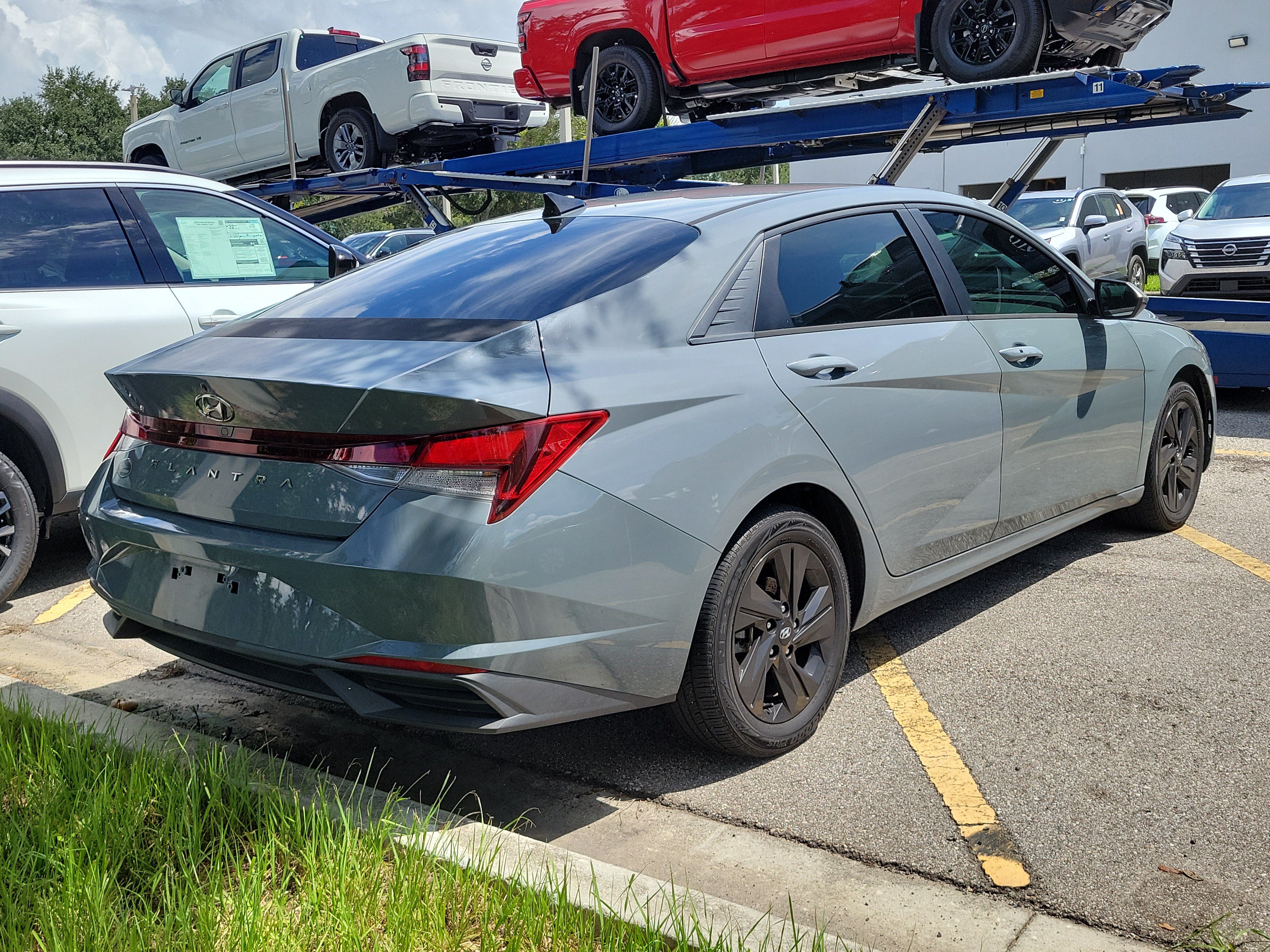 Used 2021 Hyundai Elantra SEL w/ Convenience Package FWD image 3