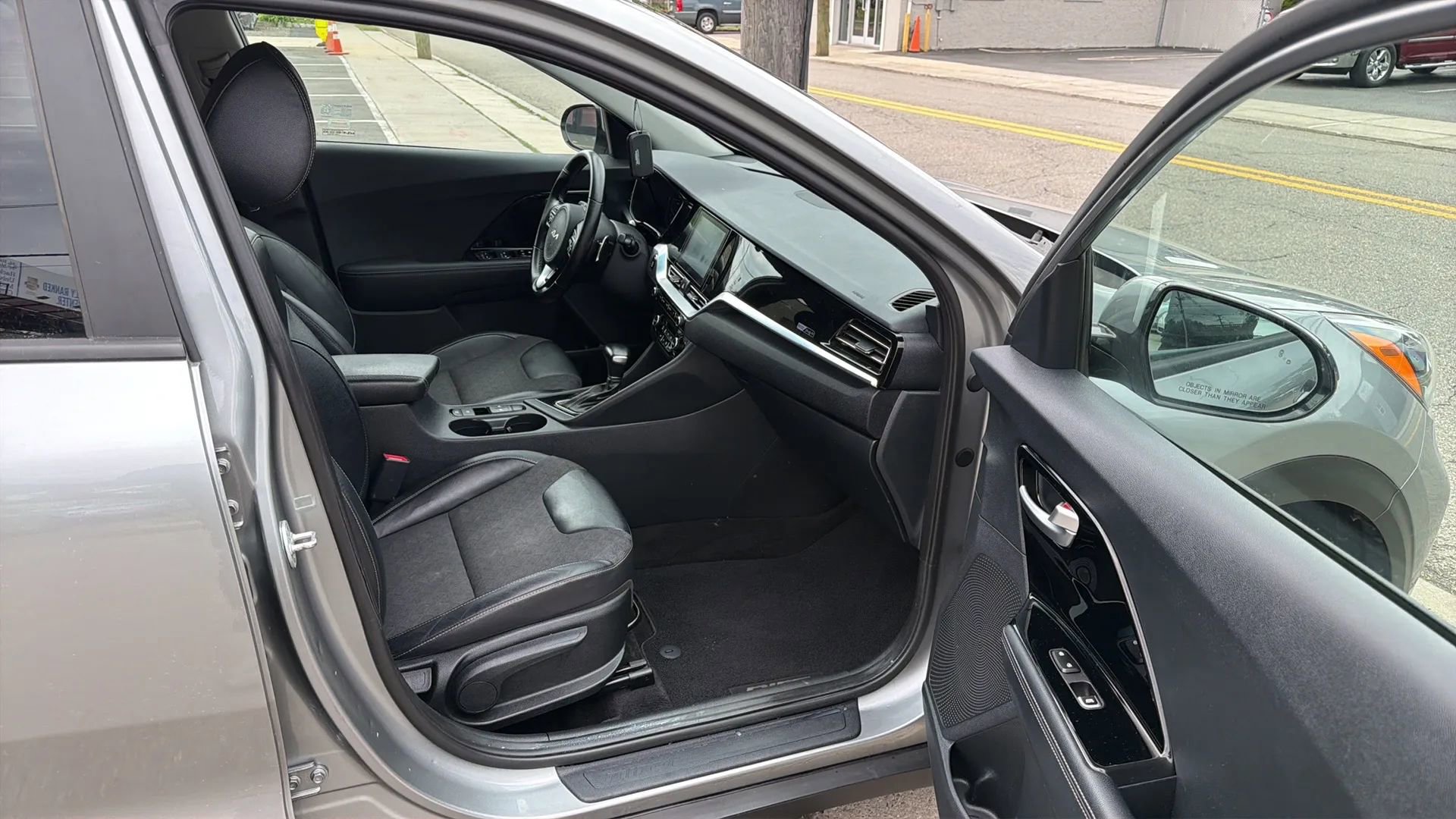 Used 2022 Kia Niro EX FWD image 25