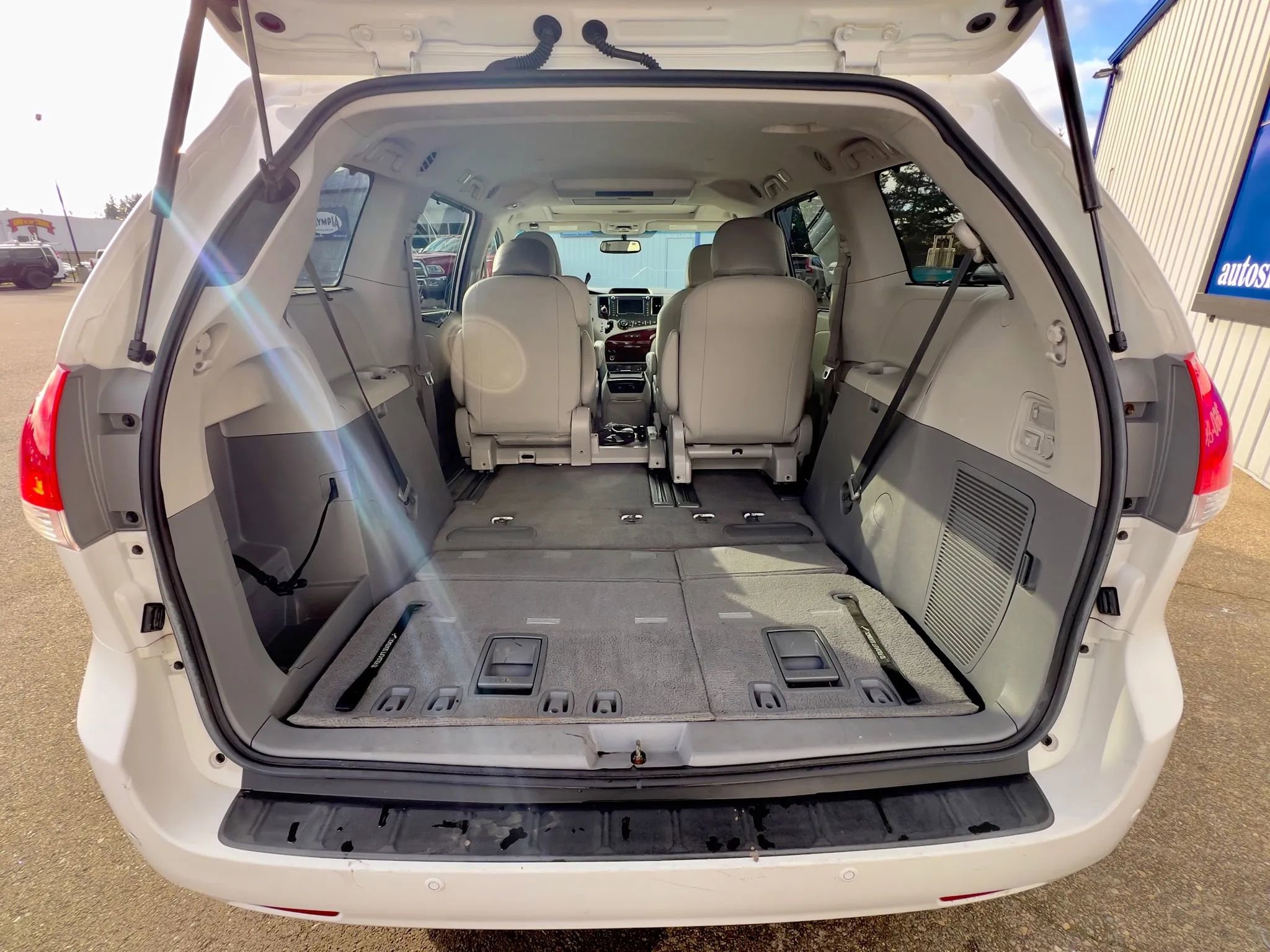 Used 2011 Toyota Sienna XLE w/ Premium Pkg image 10