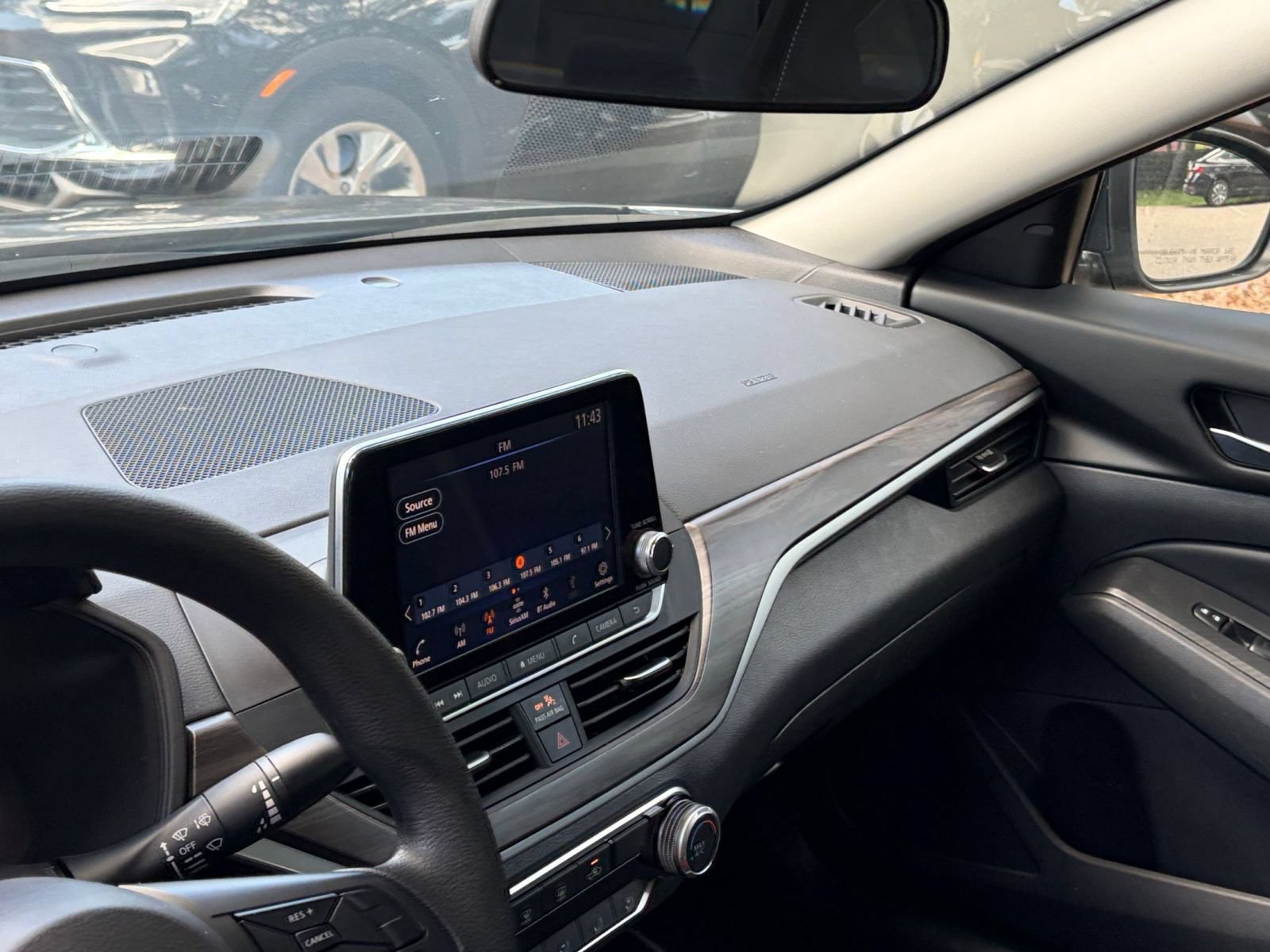 Used 2025 Nissan Altima 2.5 SV FWD image 30