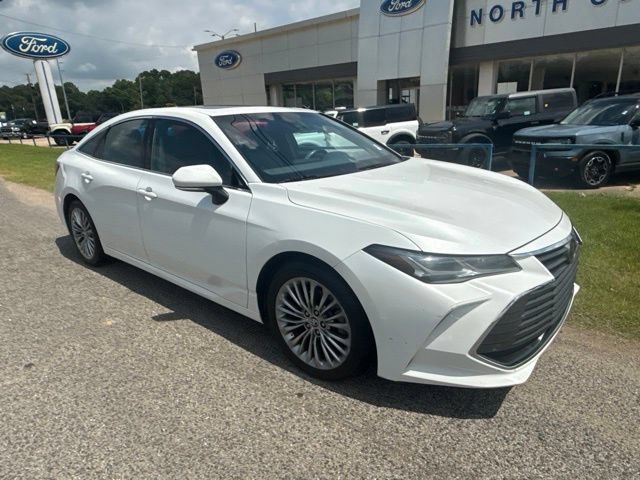 Used 2019 Toyota Avalon Limited FWD image 2