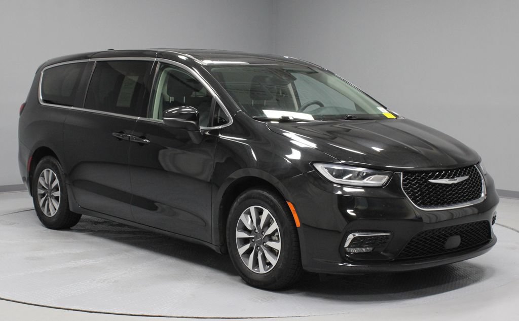 Used 2023 Chrysler Pacifica Touring-L FWD image 1