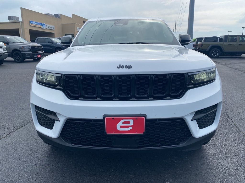 Used 2023 Jeep Grand Cherokee Altitude AWD/4WD image 2