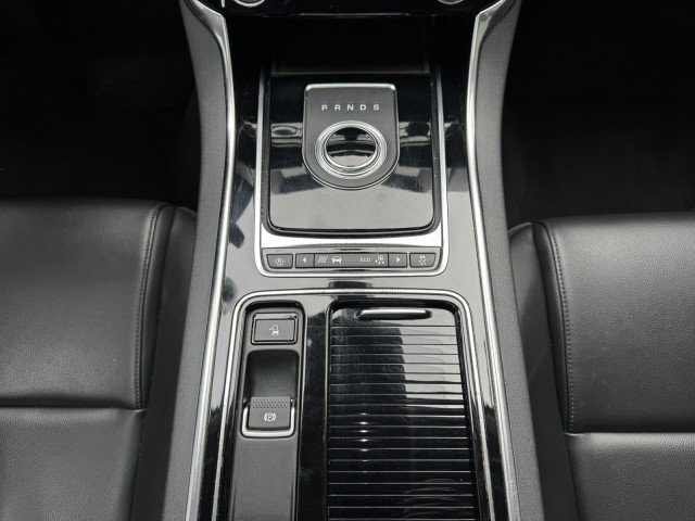 Used 2019 Jaguar XE Premium image 30