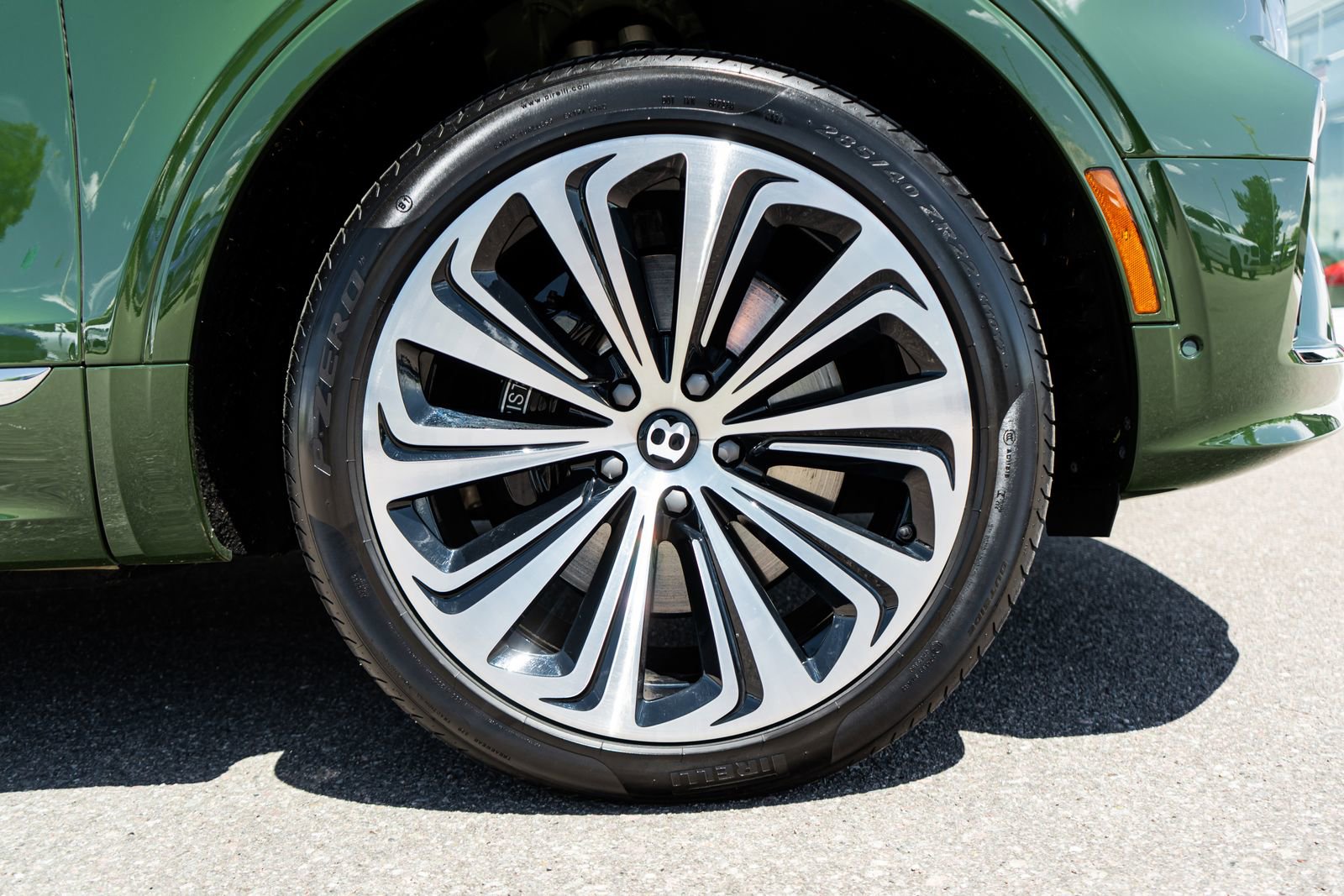 Used 2022 Bentley Bentayga AWD/4WD image 16