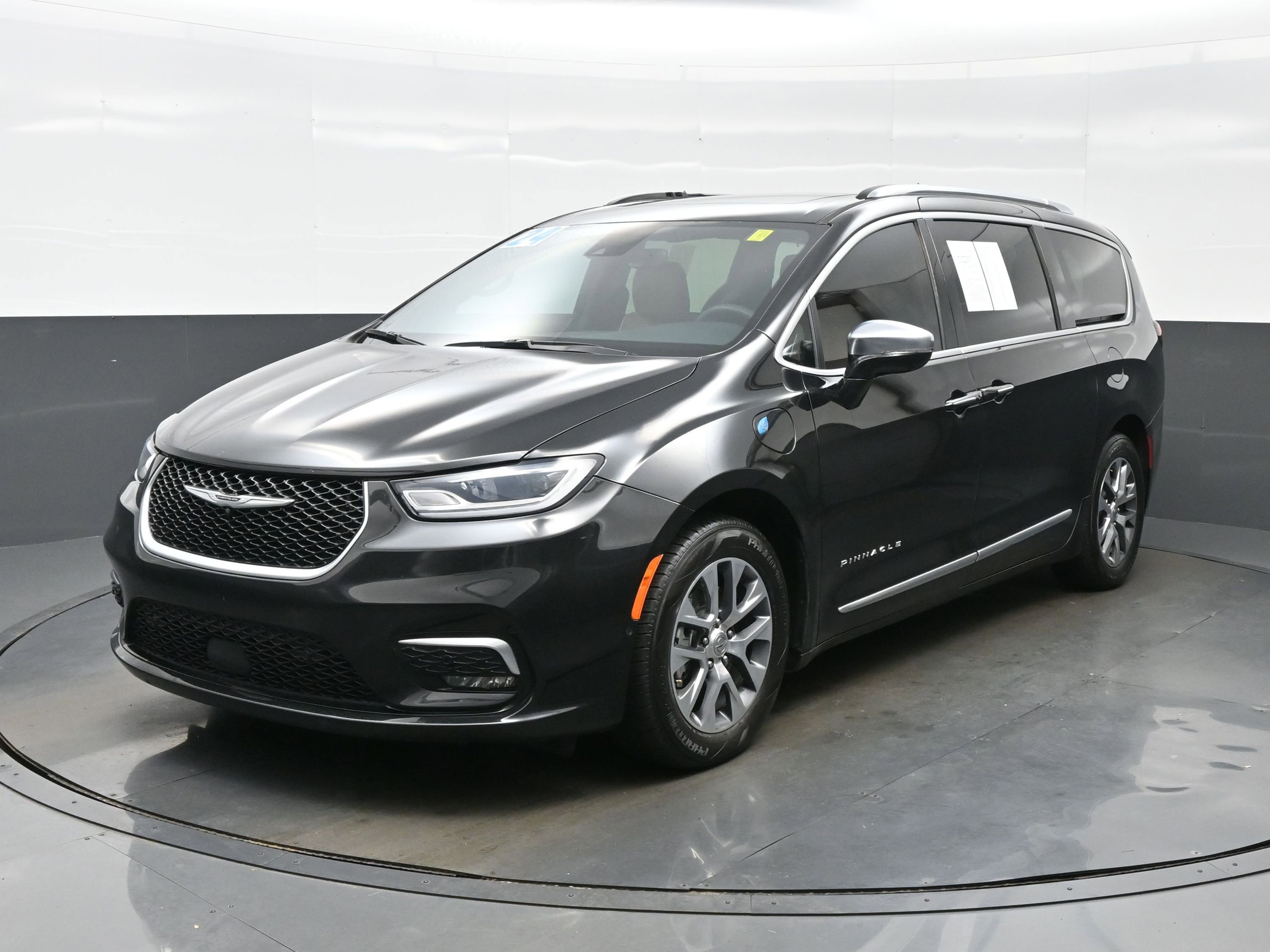 Used 2024 Chrysler Pacifica Pinnacle image 2