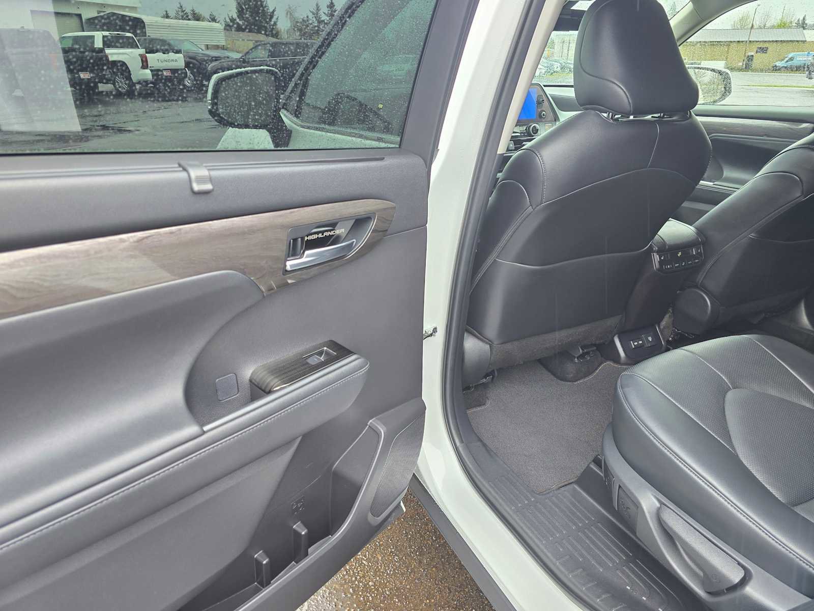Used 2024 Toyota Highlander Platinum AWD/4WD image 17