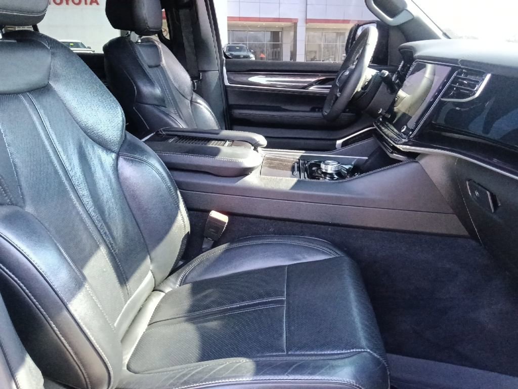 Used 2023 Jeep Wagoneer 2WD image 35