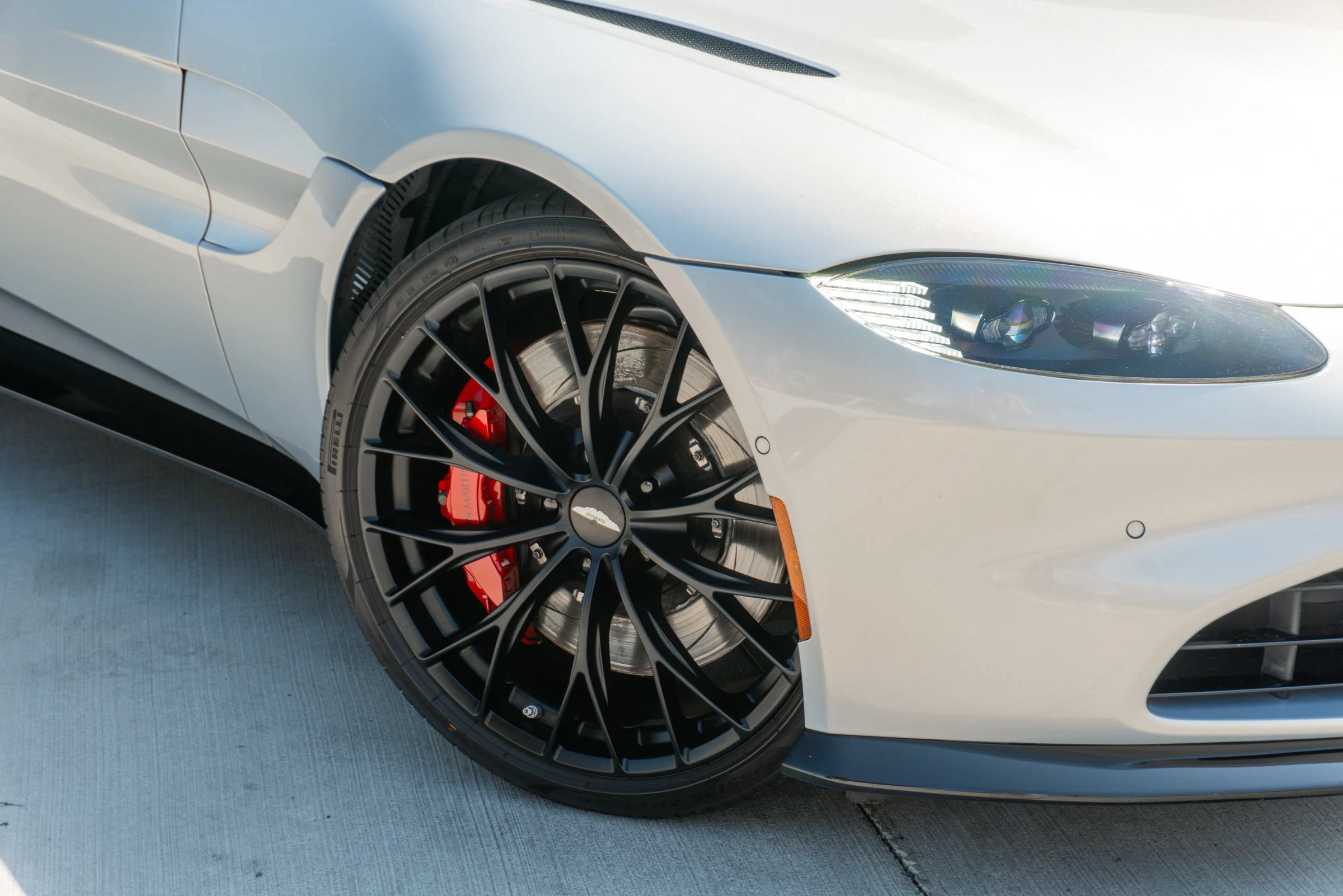 Used 2022 Aston Martin V8 Vantage Roadster RWD image 34