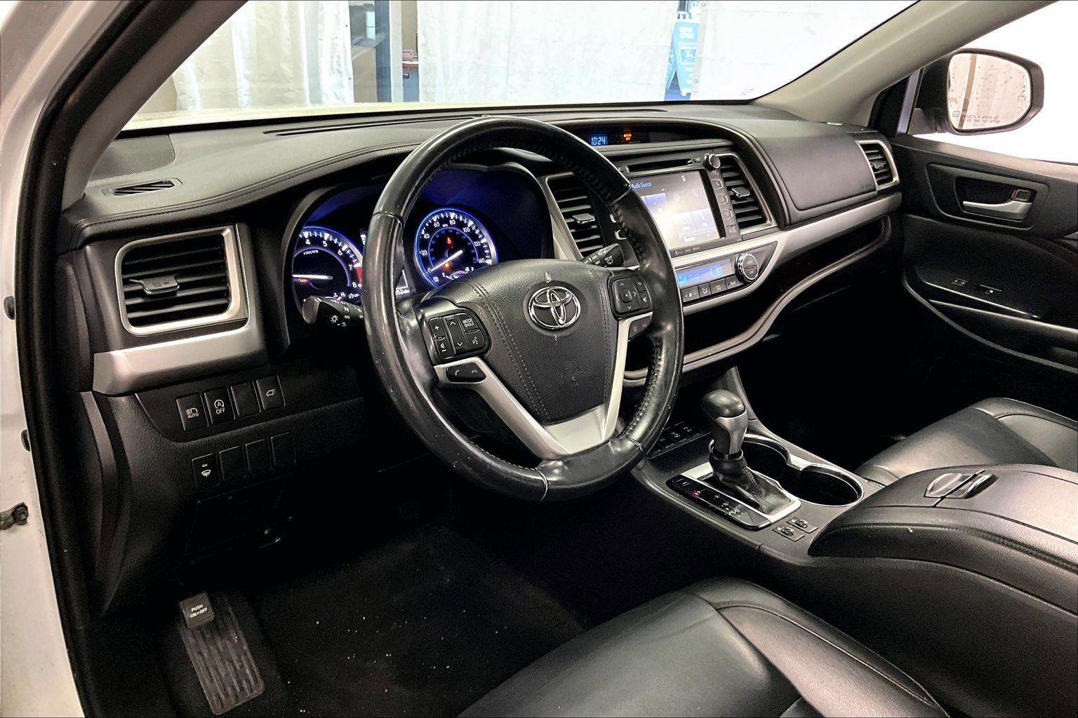 Used 2019 Toyota Highlander XLE image 12
