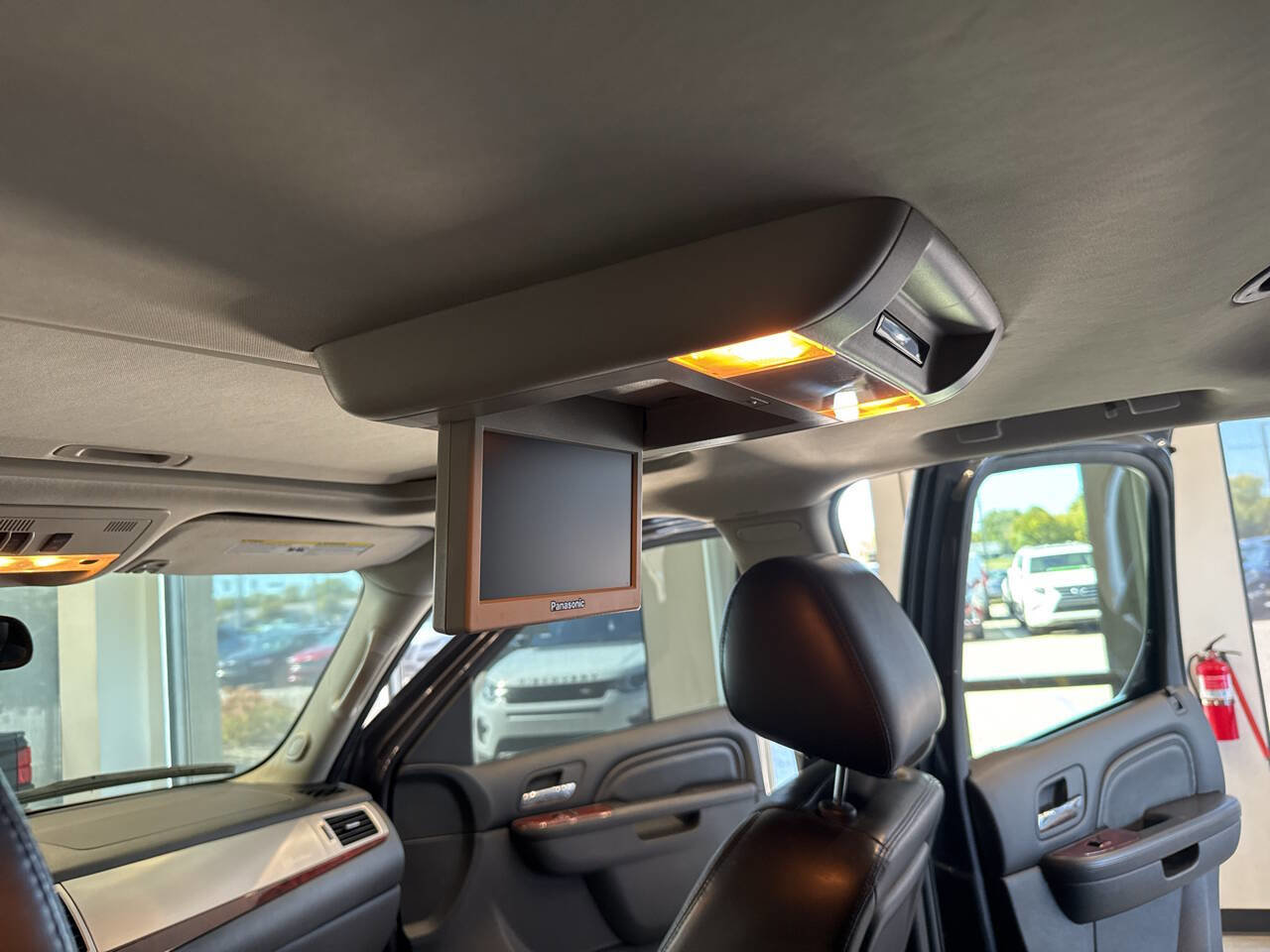 Used 2011 Cadillac Escalade Luxury image 28