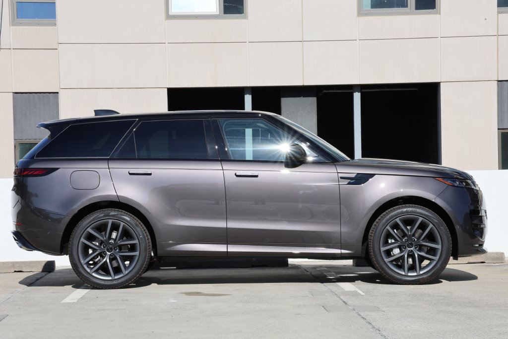 New 2026 Land Rover Range Rover Sport Dynamic SE AWD/4WD image 3