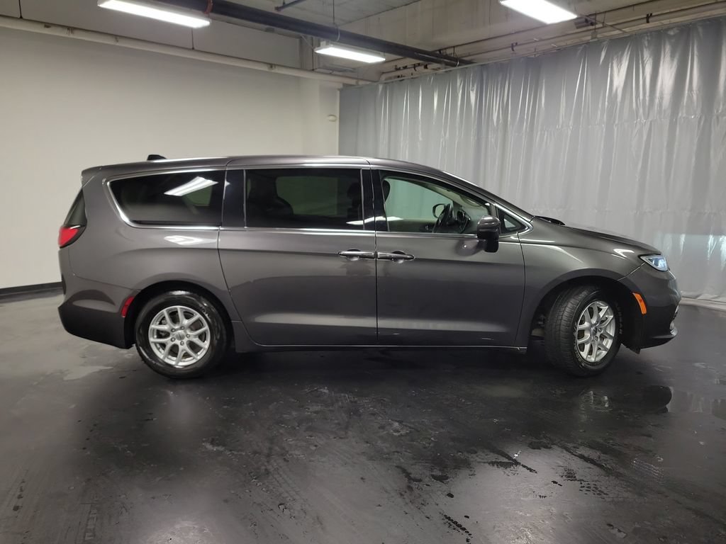 Used 2023 Chrysler Pacifica Touring-L FWD image 9