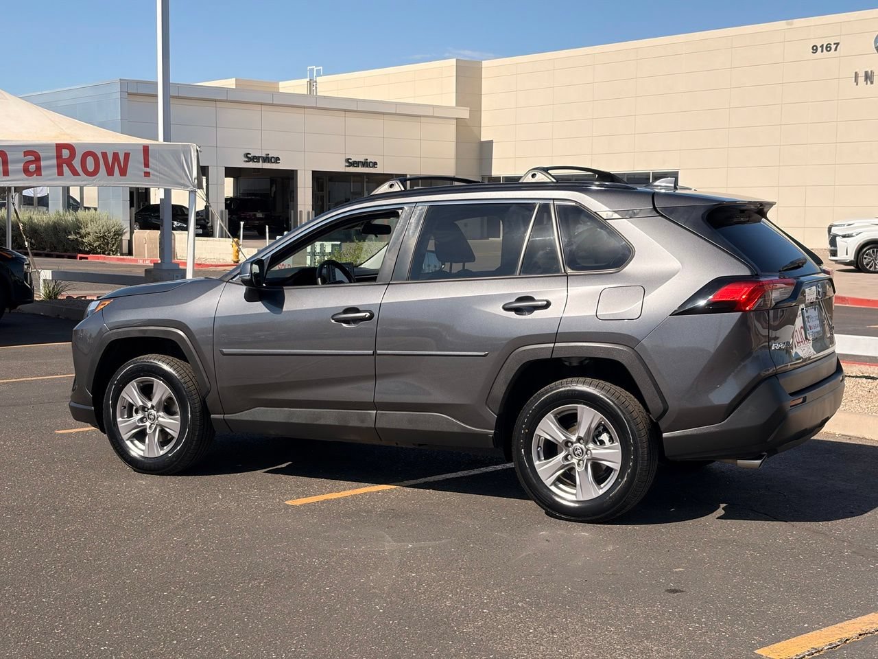 Used 2022 Toyota RAV4 XLE w/ Convenience Package FWD image 4