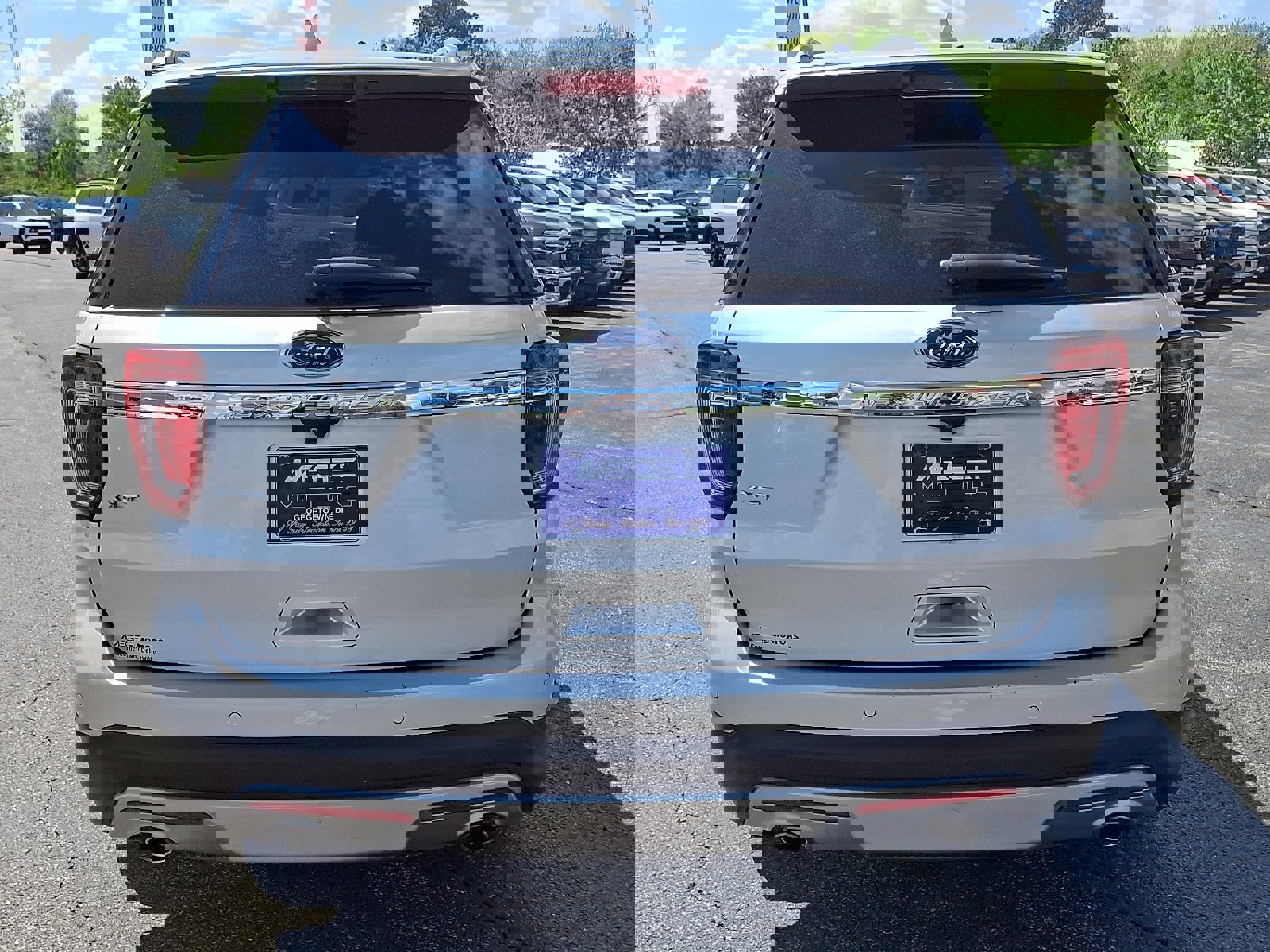 Used 2017 Ford Explorer XLT w/ Equipment Group 201A image 5