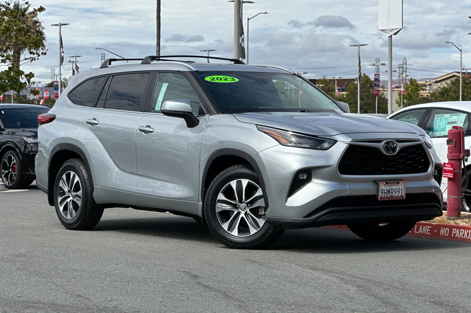 Used 2023 Toyota Highlander XLE FWD image 2