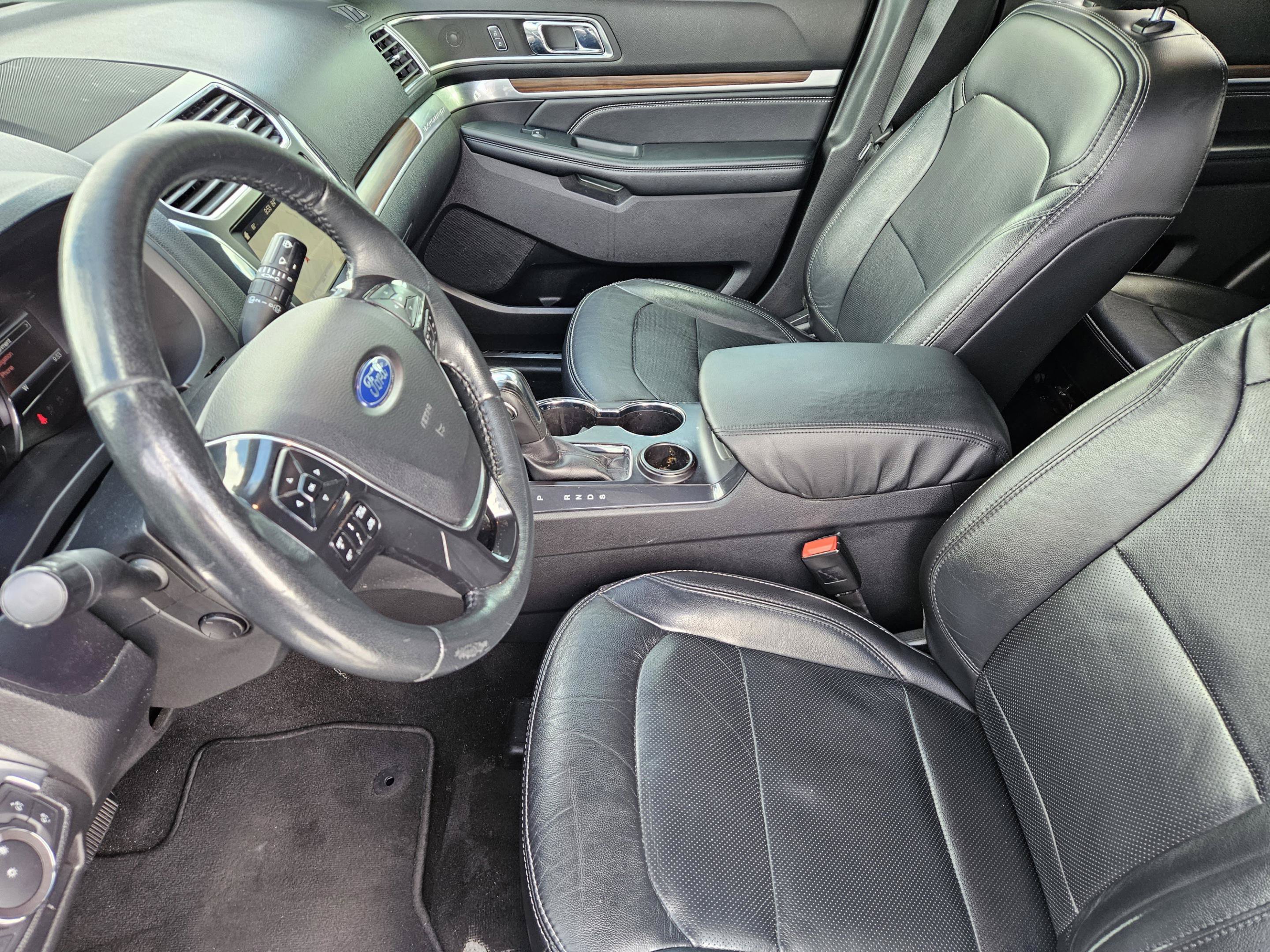 Used 2019 Ford Explorer Limited w/ Ford Safe & Smart Package FWD image 11