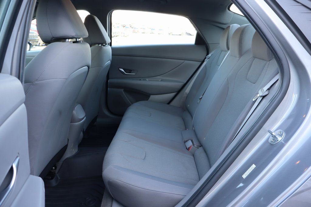 Used 2021 Hyundai Elantra SE image 16