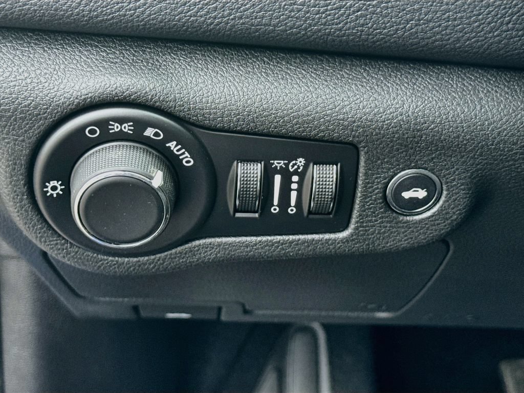 Used 2015 Chrysler 200 Limited w/ Convenience Group FWD image 6