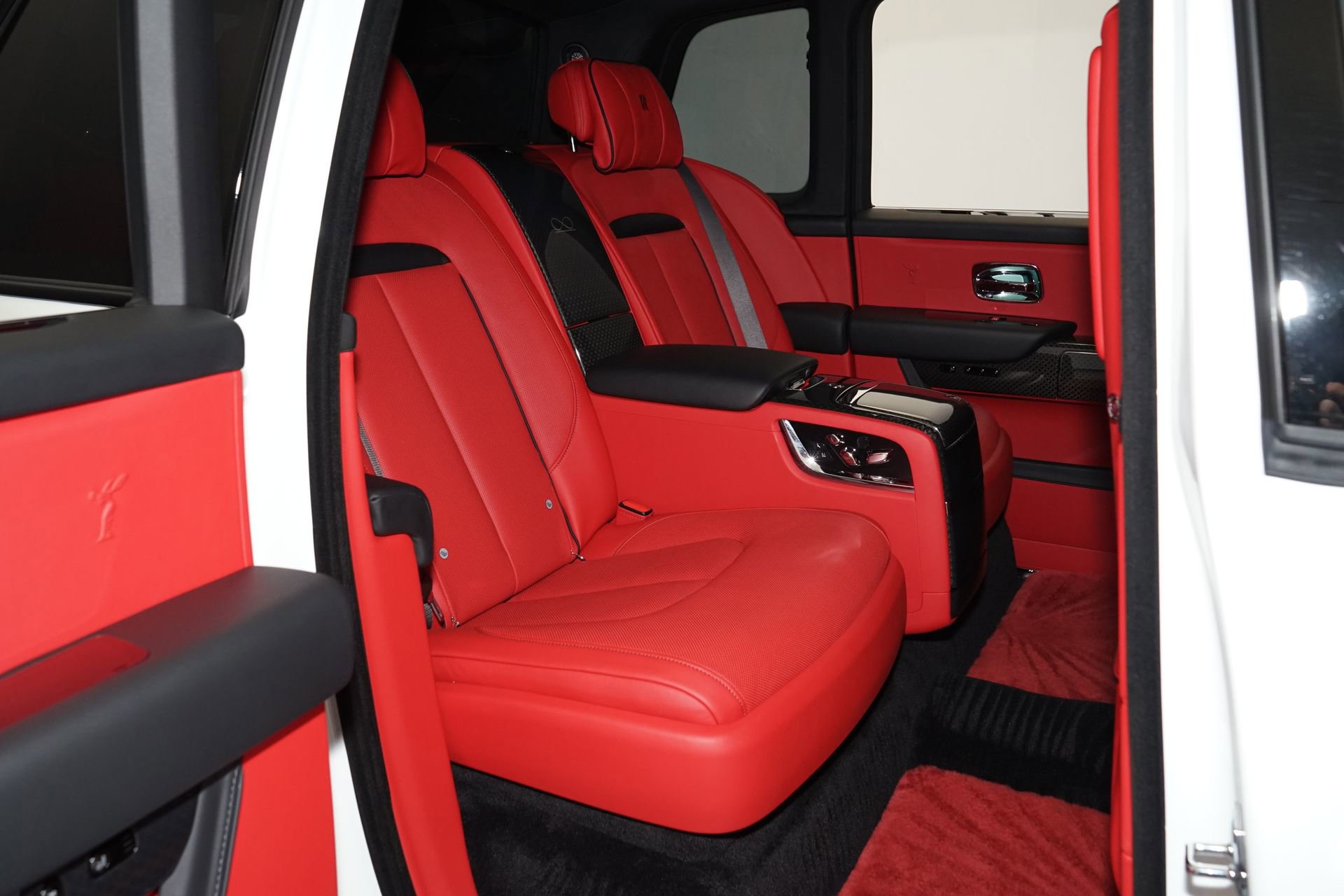 Used 2025 Rolls-Royce Cullinan Black Badge w/ Leather Finishing Pack image 25