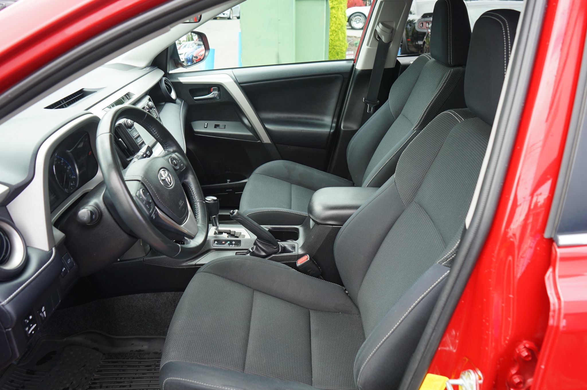 Used 2016 Toyota RAV4 XLE AWD/4WD image 14
