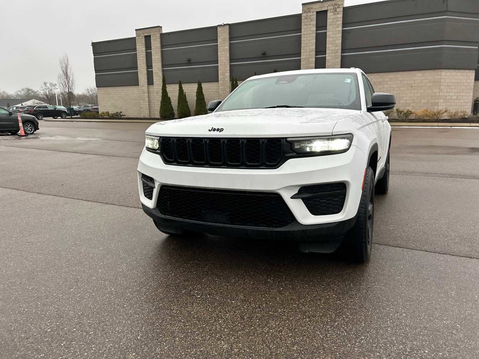 Used 2022 Jeep Grand Cherokee Altitude image 6