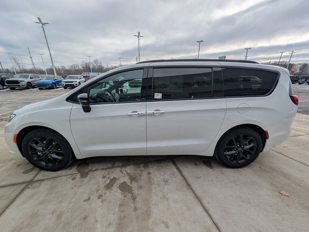 New 2026 Chrysler Pacifica Select w/ S Appearance Package image 8
