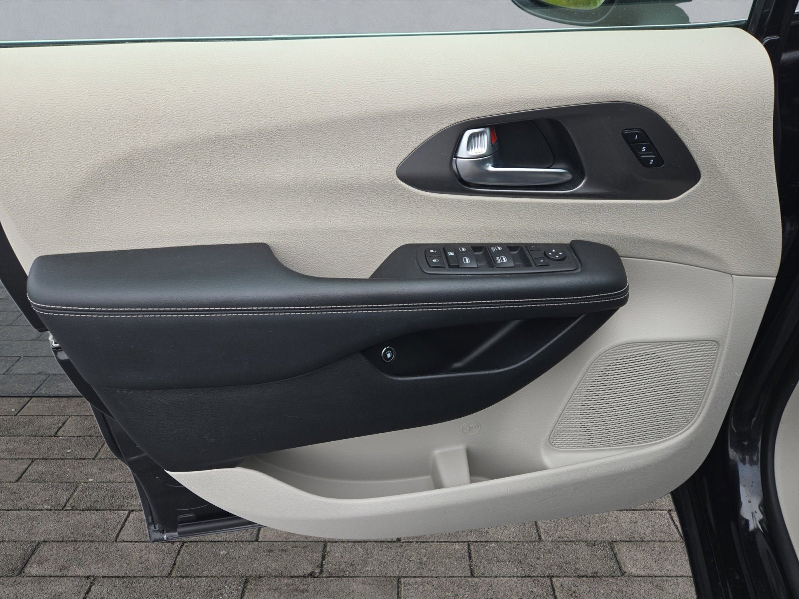 Used 2023 Chrysler Pacifica Touring-L FWD image 10