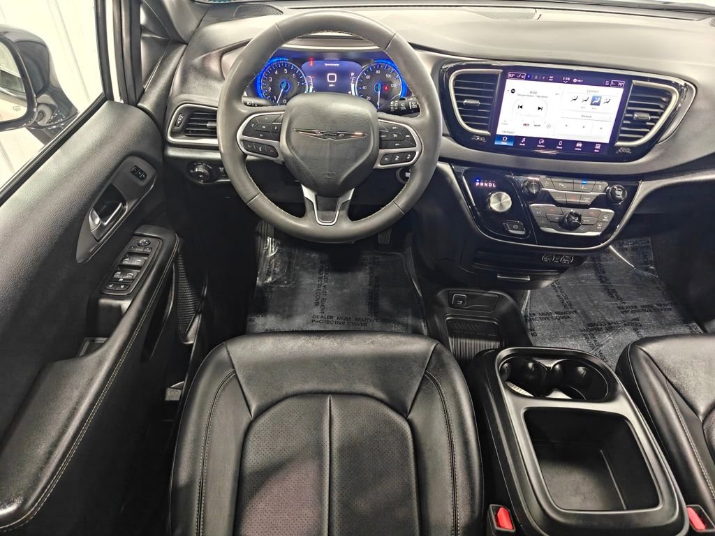 Used 2025 Chrysler Pacifica Select image 4