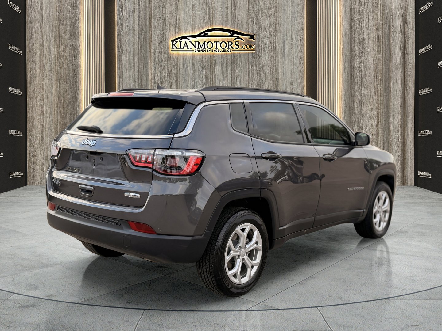 Used 2024 Jeep Compass Latitude image 7