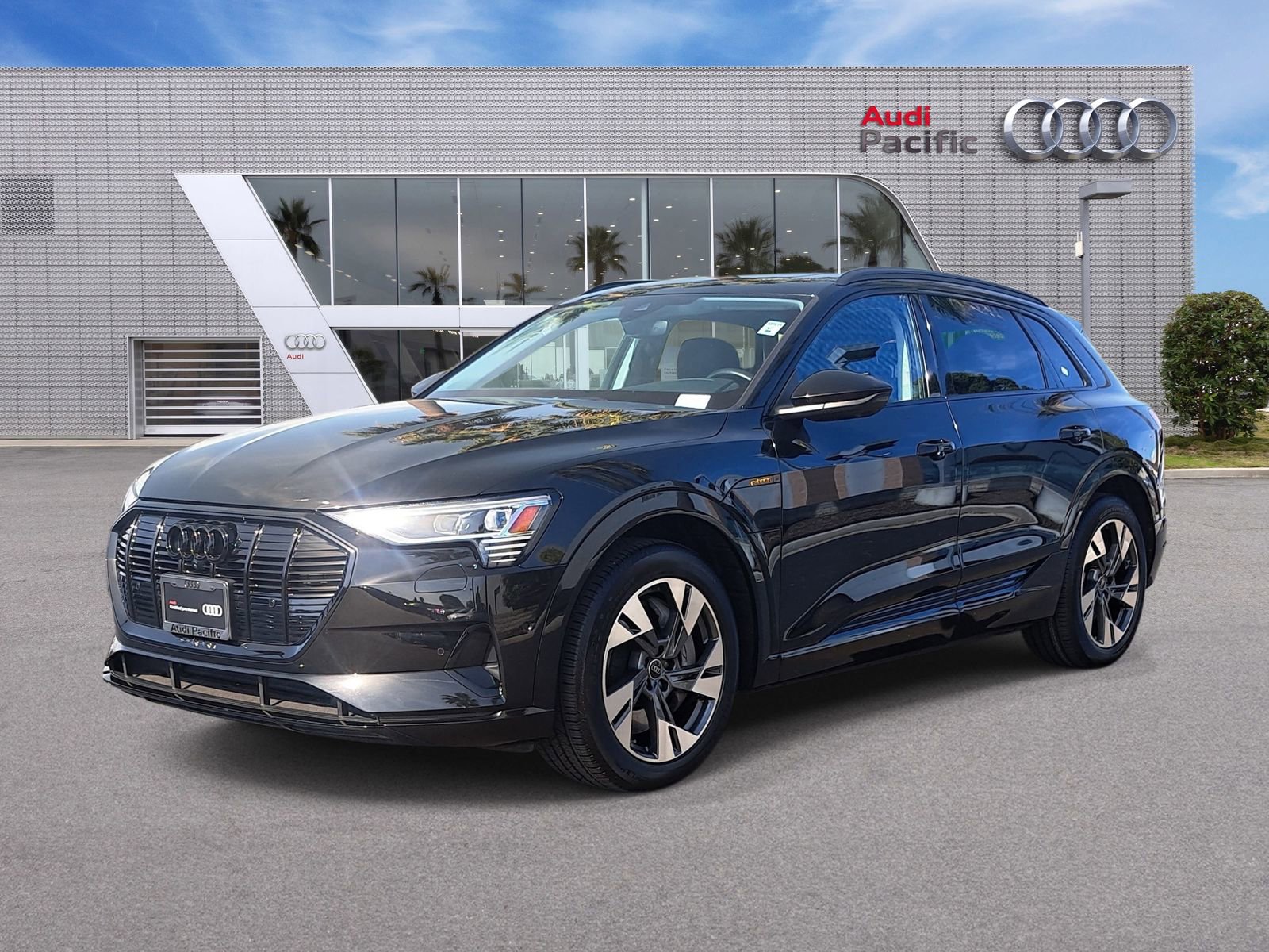 Certified 2023 Audi e-tron Premium w/ Convenience Plus Package image 1